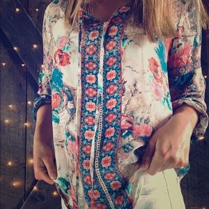 “Feathers by Tolani” floral vintage top